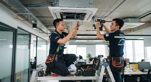 Kỹ thuật viên lắp đặt điều hòa âm trần
